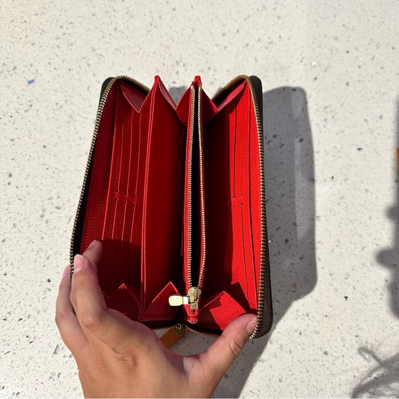 Louis Vuitton Zippy Wallet in Monogram - Picture 4 of 14